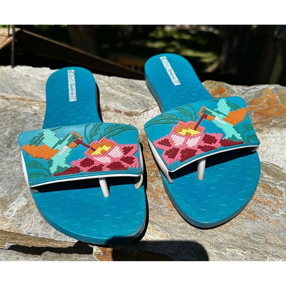 Ipanema Nectar Teal Blue Hummingbird Floral Needlepoint Slide Sandals Womens 10